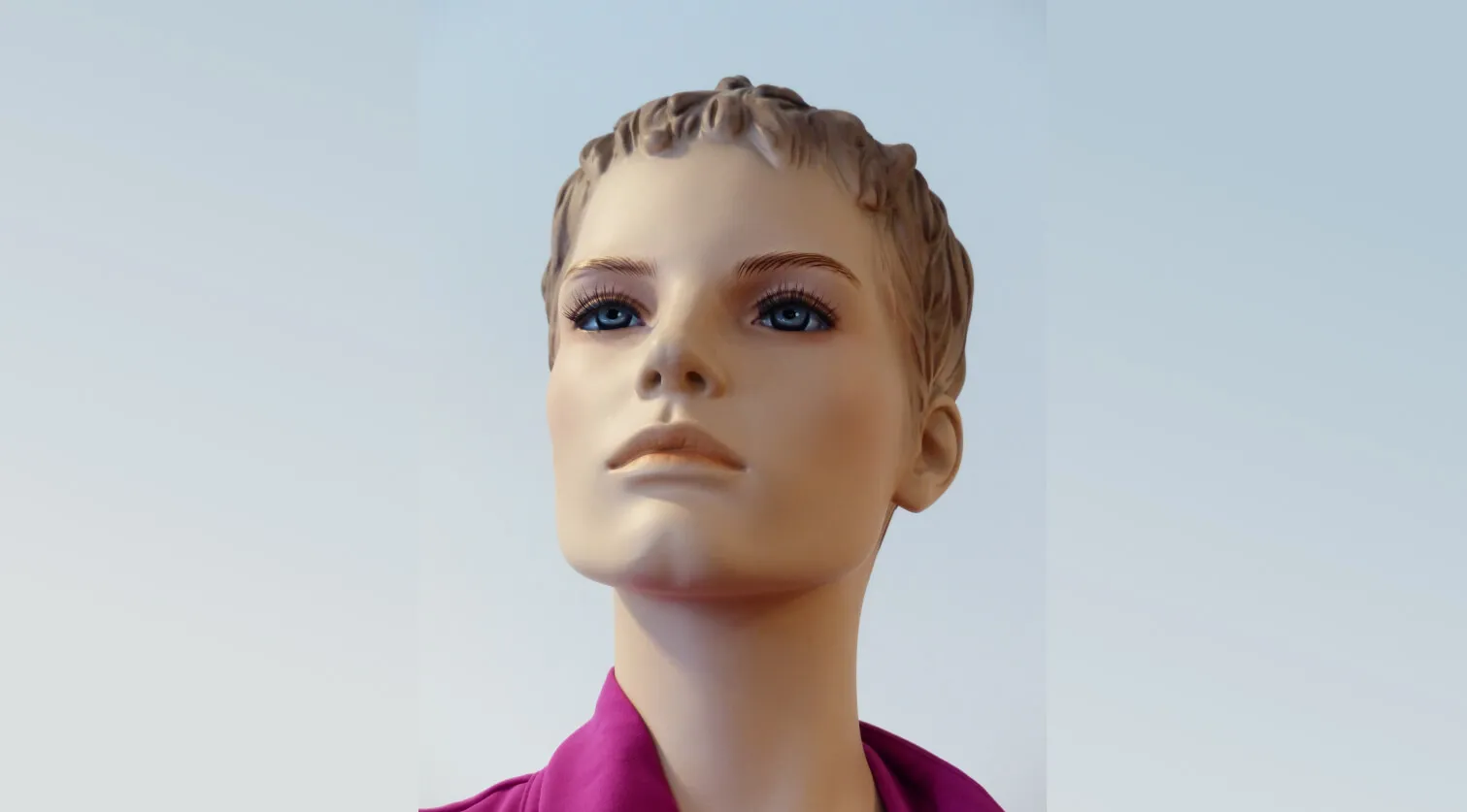 Mannequins which don't avoid uncanny valley creates discomfort